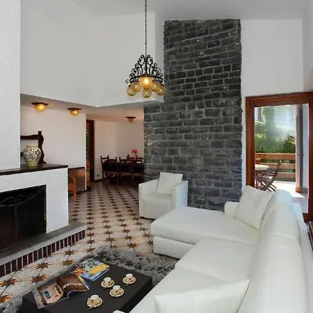 Sleeps 8 Pool Willa Nesso